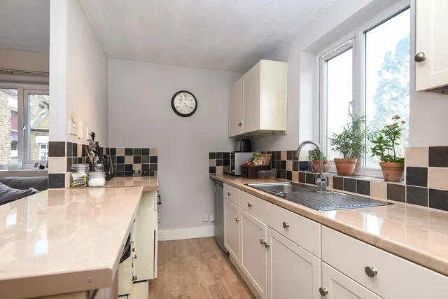 Hopton Road, SW16, photo 3