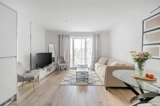 Photo 3 — Royal Crescent Road, Royal Crescent Apartments, SO14