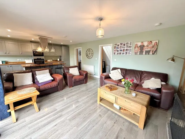 Photo 3 — Luton Road, Dunstable LU5 4LE