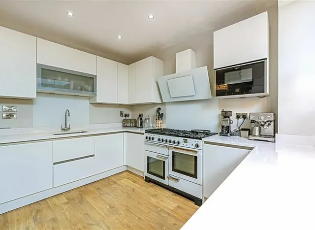 Photo 3 — Sunnyside Road, Teddington, TW11