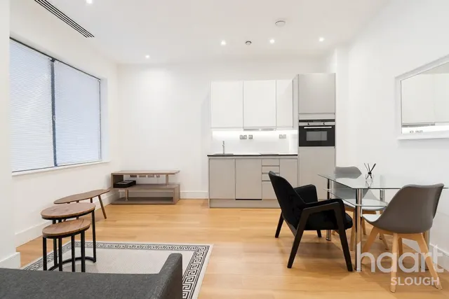 2 bedroom flat, Bath Road, SL1