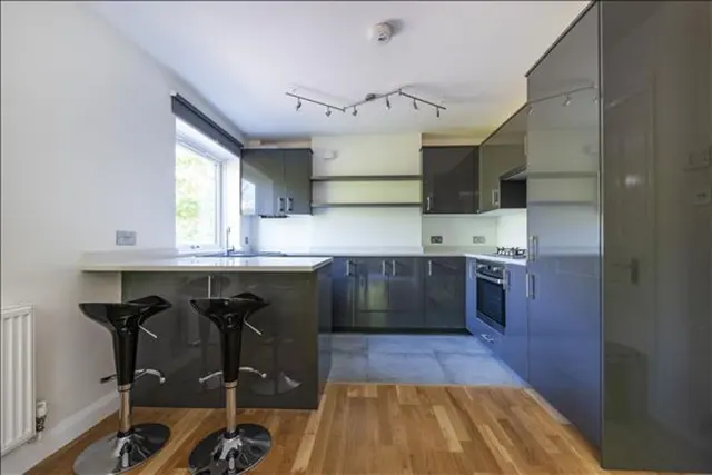Pines Court, Southfields, photo 3