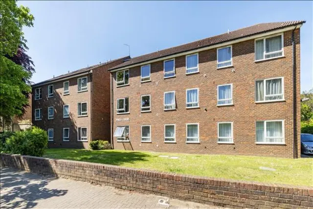 Pines Court, Southfields, photo 1