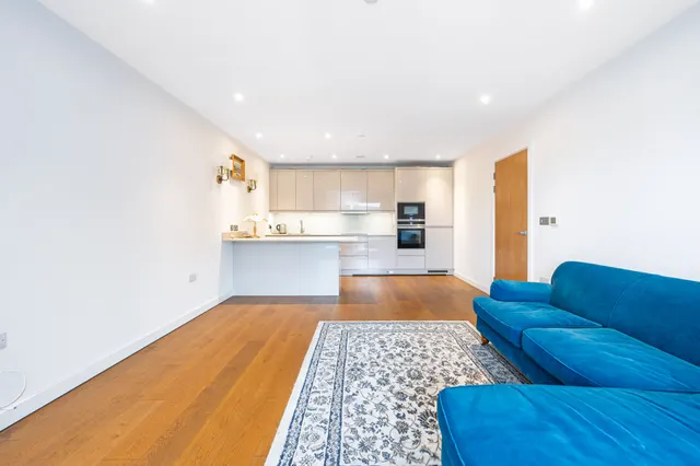 Photo 3 — Flat 25, Pandorea House, 35 Lismore Boulevard, London
