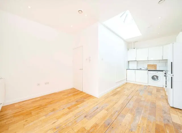 High Street, Acton, W3, photo 1