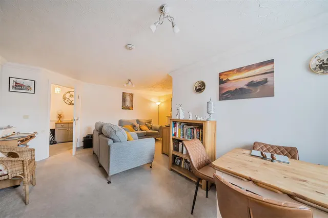 Station Road, Addlestone, KT15, photo 2