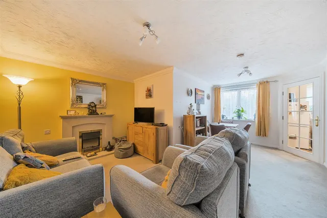 Station Road, Addlestone, KT15, photo 3