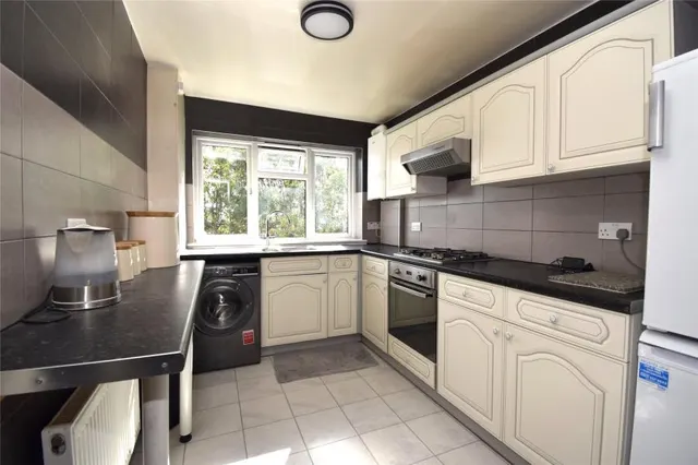High Road, N20, photo 1
