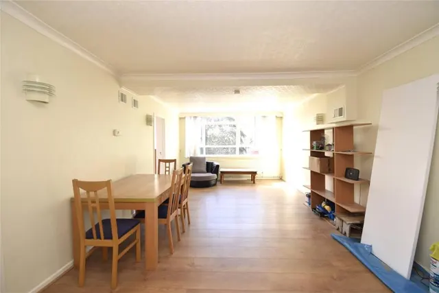 High Road, N20, photo 3