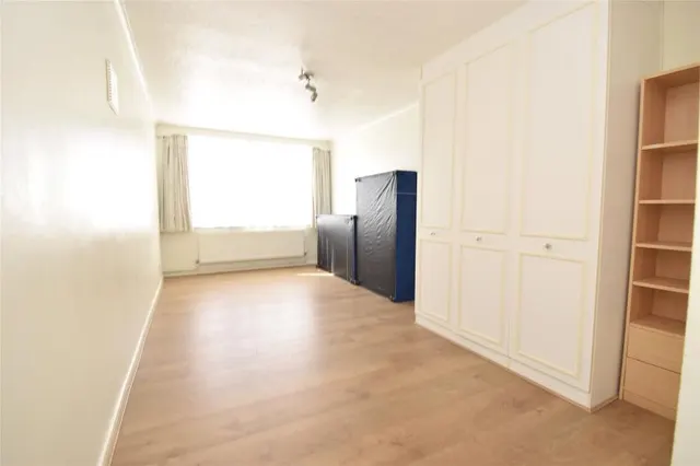 High Road, N20, photo 2