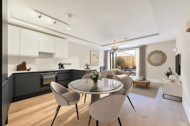 Shepherds Bush Road, London, W6, photo 1