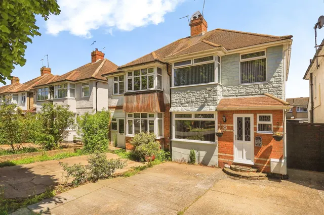 Lottbridge Drive, Eastbourne, photo 1