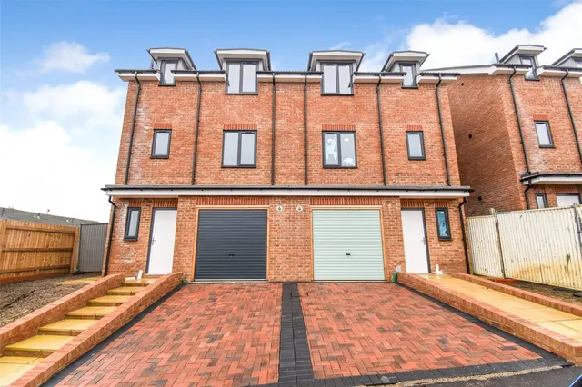 Mount Pleasant Road, Aldershot, Hampshire, GU12 4NL, photo 1