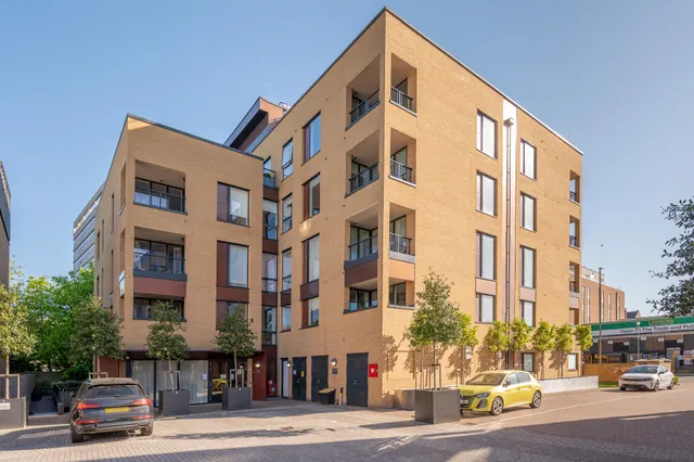 Photo 3 — Flat 4, Highbrook House, London