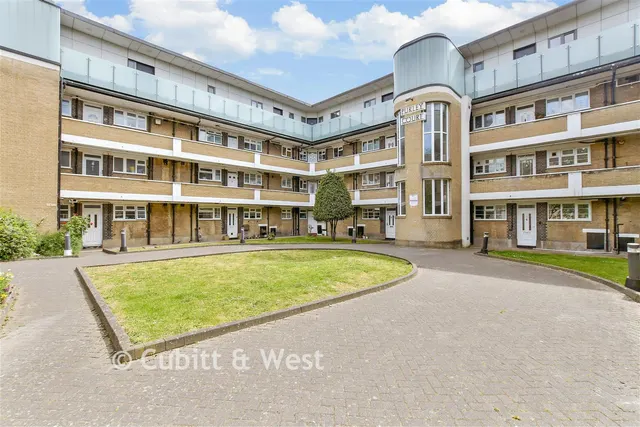 Brighton Road, Purley, CR8, photo 1