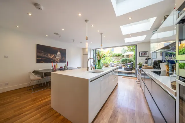 Wroughton Road, London, SW11, photo 3