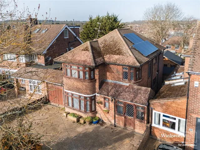 Wolmer Gardens, Edgware, HA8, photo 1