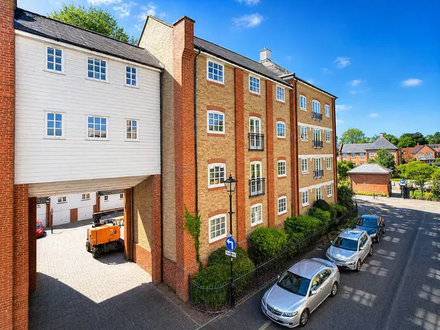 Albany Gardens, Essex, Colchester, CO2 8HQ, photo 1