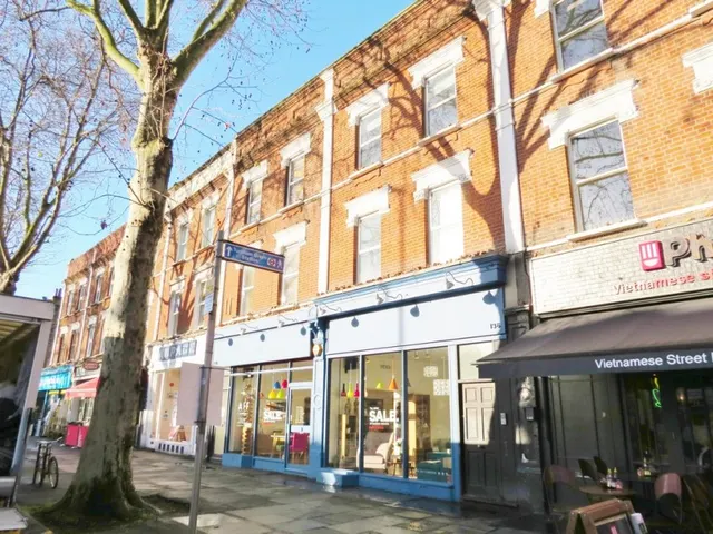 Chiswick High Road, W4, photo 3