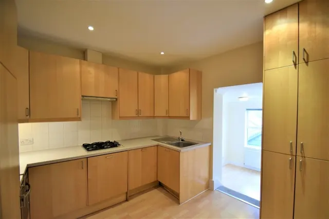 Chiswick High Road, W4, photo 2