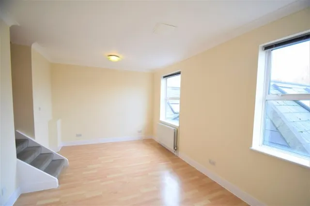 Chiswick High Road, W4, photo 1