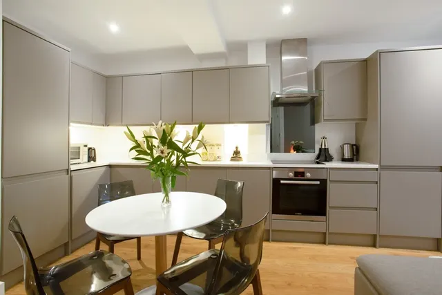 Photo 3 — High Road, Whetstone, N20