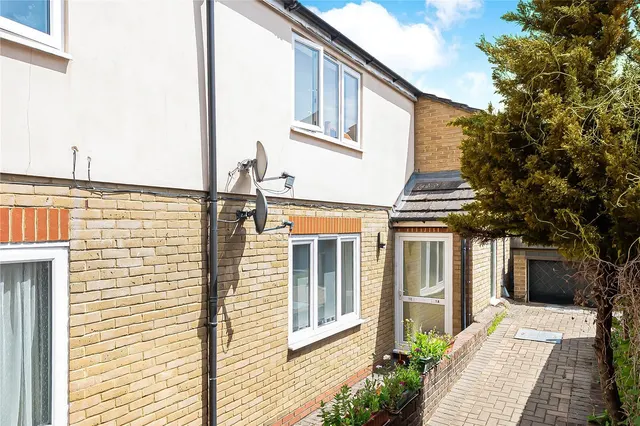 Jubilee Avenue, Twickenham, TW2, photo 1