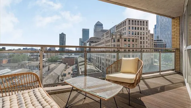2 bedroom flat — 3rd Floor Circus Apartments, Westferry E14