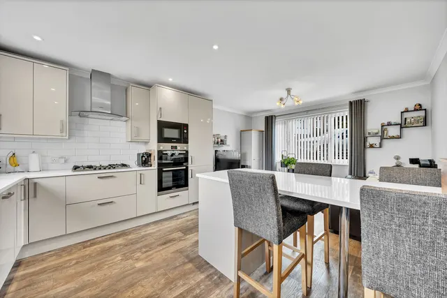 Larchwood Close, Romford, RM5, photo 2