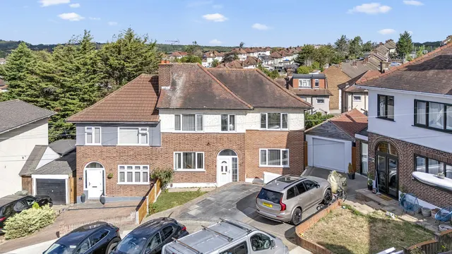 Larchwood Close, Romford, RM5, photo 1