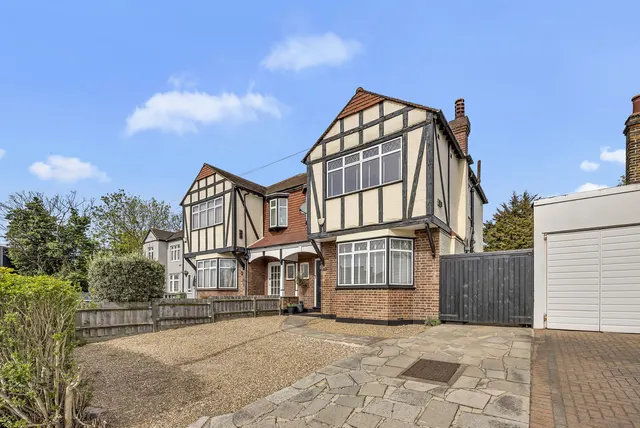 Eastern Avenue East, Romford, Rise Park, RM1 4SB, photo 1