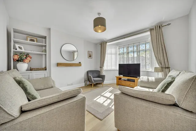 Photo 3 — Eastern Avenue East, Romford, Rise Park, RM1 4SB