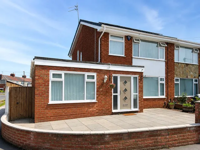 Grange Avenue North, West Derby, L12, photo 1