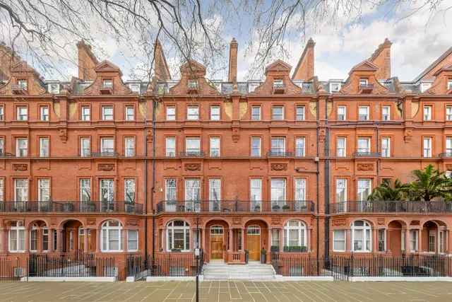 Pont Street, Knightsbridge, London, photo 1