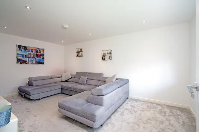 Photo 3 — Kilgrath Drive, Uddingston, G71 7GL