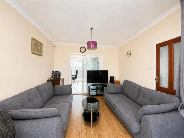 Semi-Detached For SaleJohnson Street, Southall, UB2, photo 3