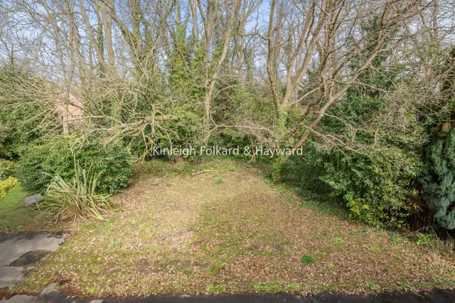 Photo 3 — Edgeborough Way, Bromley, BR1