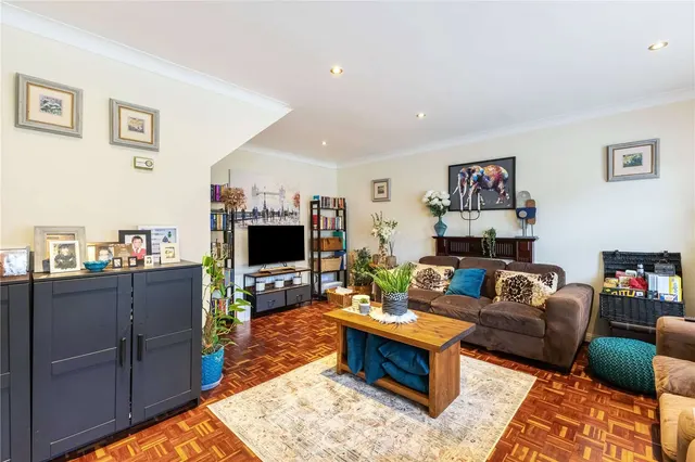 Atfield Grove, Windlesham, GU20, photo 2