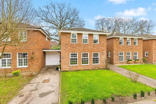 Atfield Grove, Windlesham, GU20, photo 1