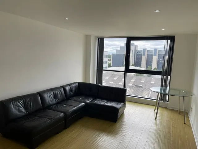 Photo 2 — FINNIESTON - Stobcross Street - Furnished