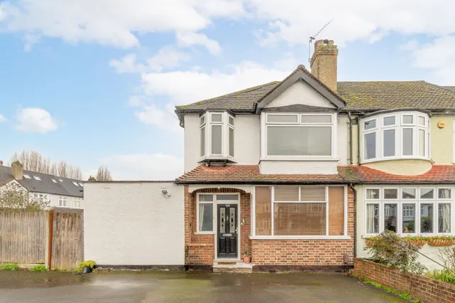 124 Ardrossan Gardens, Worcester Park, photo 1
