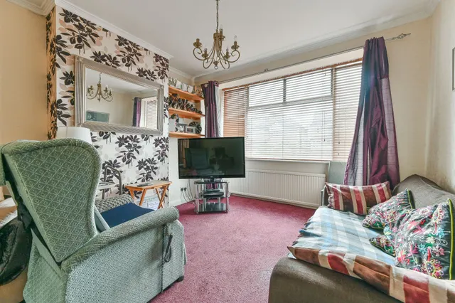Photo 3 — 124 Ardrossan Gardens, Worcester Park