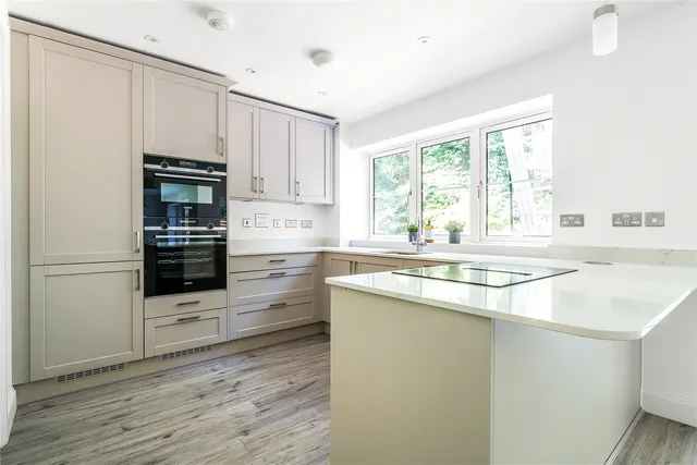 Ockford Road, Godalming, GU7, photo 2