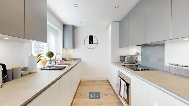 Photo 3 — Royal Oak Close, Loughton