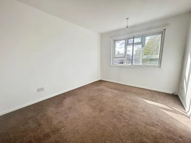 The Broadway, Thatcham, RG19, photo 1