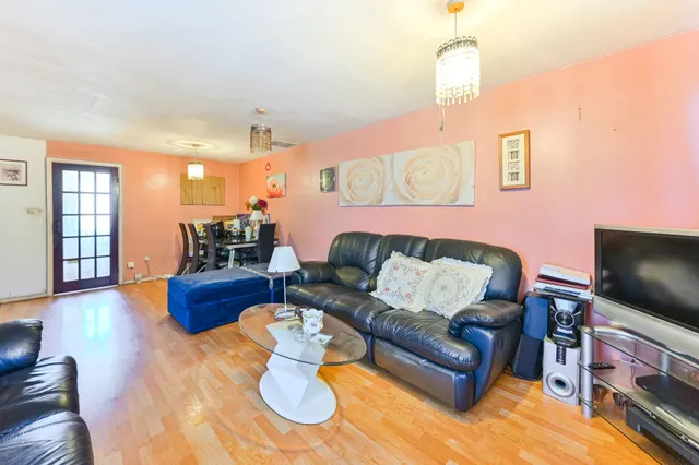Photo 3 — 9 Rowan Avenue, London