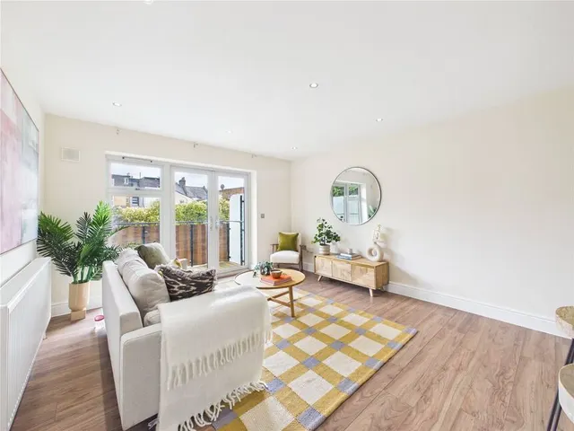 Photo 3 — Stainforth Road, London, E17