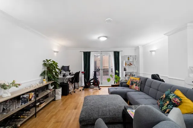 Cotton Row, London, SW11, photo 1
