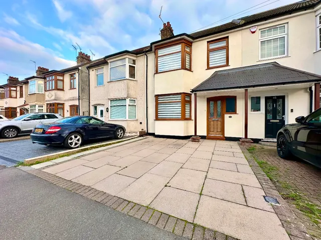 Crowlands Avenue, Romford, photo 1