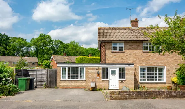 6 bedroom house — Blackwell Avenue, Guildford, GU2 8LU